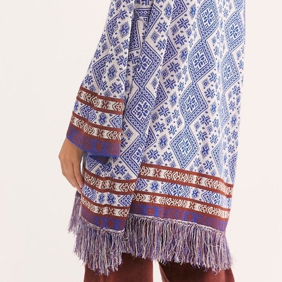 🍒NWT🍒 FREE PEOPLE FRINGE HEM PONCHO - Picture 5 of 7